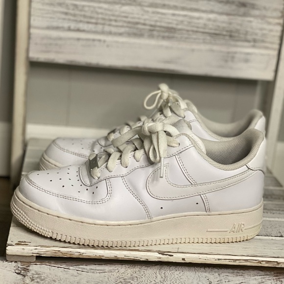White Nike Air Force 1 ‘07. Size 8 - Picture 4 of 8